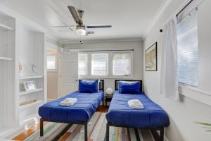 Katil atau katil-katil dalam bilik di Hip and Spacious Midtown Cottage near Beale Street