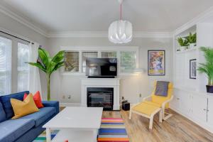 Ruang duduk di Hip and Spacious Midtown Cottage near Beale Street