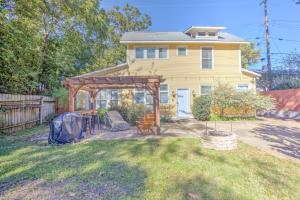 uma casa com um gazebo no quintal em Hip and Spacious Midtown Cottage near Beale Street em Memphis