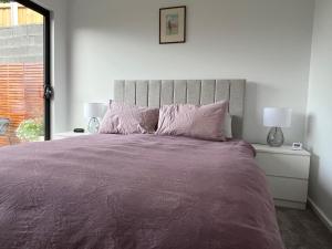 Una cama o camas en una habitación de New, Contemporary, Well Appointed, Beach House