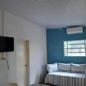 1 dormitorio con cama y pared azul en EL DESPERTAR, en Nueva Palmira