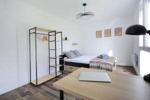 A bed or beds in a room at Coeur de Briquettes