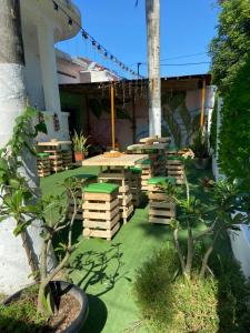 eine Terrasse mit einem Tisch, Stühlen und Pflanzen in der Unterkunft VEGAN GARDEN HOSTAL in Barranquilla