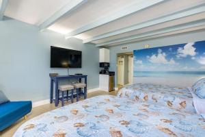 a bedroom with two beds and a wall mural of the ocean at Your stay on the Bay! in Ruskin