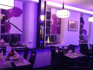 Um restaurante ou outro lugar para comer em Yumi Hotel Sushi-Steaks & Friends
