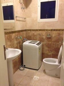 Bathroom sa درر بيروت للوحدات السكنية
