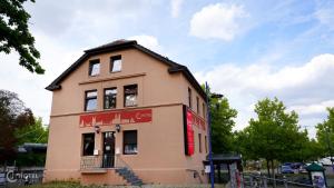 un bâtiment avec un panneau sur son côté dans l'établissement Cityhotel Magdeburg, à Magdebourg