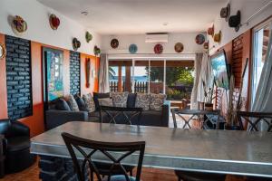 uma sala de jantar com mesa e cadeiras em Casa Belen - Beautiful Beach View Home on Stone Island em Isla La Piedra