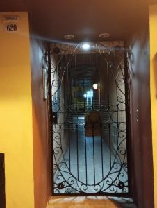 una puerta en el pasillo de un edificio en Departamentos Temporarios Salta en Salta