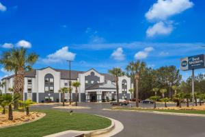 una rappresentazione dell'esterno di un hotel di Best Western Bradbury Inn & Suites a Perry