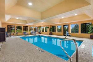 a swimming pool in a house with a living room at Best Western Bradbury Inn & Suites in Perry