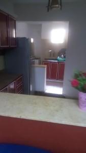 uma cozinha com uma bancada e um frigorífico em Haram City em Cidade 6 de Outubro