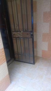 uma porta com um portão de metal num quarto em Haram City em Cidade 6 de Outubro