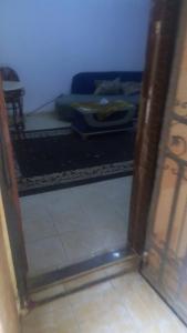 um reflexo de espelho de uma cama num quarto em Haram City em Cidade 6 de Outubro