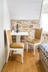 una camera da letto con un tavolo bianco e due sedie di Sv.Duje Apartments a Spalato (Split)