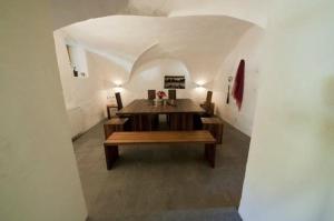 施庫爾的住宿－Chasa Florinja，建筑中带木桌的房间