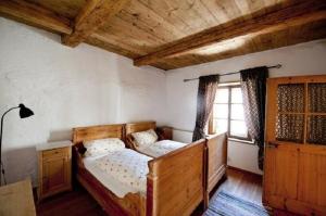 una camera con letto in legno e finestra di Chasa Florinja a Scuol