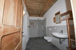 施庫爾的住宿－Chasa Florinja，一间带水槽和卫生间的浴室
