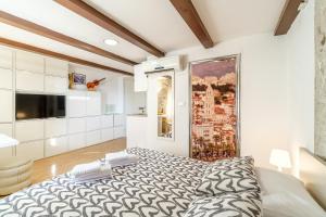 ein Schlafzimmer mit einem großen Bett in einem Zimmer in der Unterkunft Sv.Duje Apartments in Split