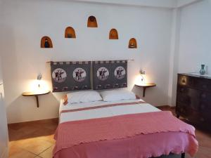 una camera da letto con un grande letto con due comodini di Tenuta Solleone a Peschici