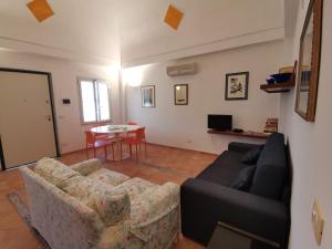 een woonkamer met een bank en een tafel bij Tenuta Solleone in Peschici