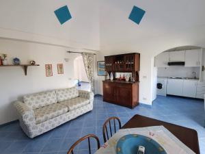 Tenuta Solleone في بيسكيتشي: غرفة معيشة مع أريكة وطاولة