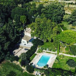 una vista aérea de una casa con piscina en Mas de la Fontaine, en Sarrians