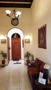 sala de estar con sofá y puerta de madera en Kanata Properties 2, en Lima