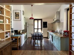 een keuken met een tafel en stoelen. bij Grande appartamento in area storica di Bergamo in Bergamo