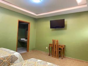 TV a/nebo společenská místnost v ubytování HOTEL RESTAURANTE TEQUILA