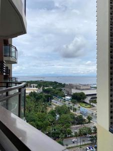 Blick auf die Stadt vom Balkon eines Gebäudes in der Unterkunft Vanessa’s Place @ Coast Residences Roxas Blvd Pasay in Manila