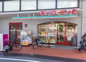 東京にあるTokyo Shibuya Shinjyuku Cat House !の自転車2台が外に停まっている店