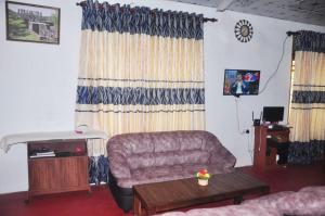 - un salon avec un canapé et une table dans l'établissement Impress Holiday Home, à Anurâdhapura