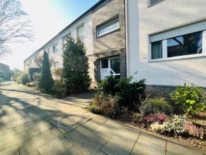 un edificio con una puerta en el costado en Emilbnb in der Reiherstraße, en Monheim