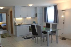 cocina y comedor con mesa y sillas en Topwohnung für 2 - 3 Personen mit einem getrennten Schlafzimmer en Saas-Almagell