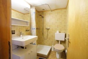 Koupelna v ubytování Ferienwohnung Fontauna Rustikale Maisonette-Wohnung im Zentrum von Sedrun