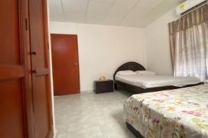 pokój z 2 łóżkami i drzwiami do sypialni w obiekcie Casa Finca La Maquinaria w mieście Arjona