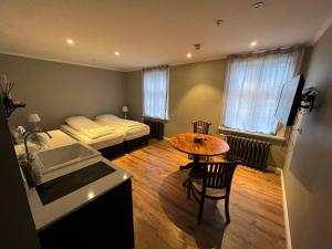 een kleine kamer met een tafel en een bed en een keuken bij Heart House Guesthouse in Reykjavík