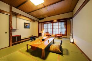 Posezení v ubytování Kawaguchiya Kinosaki Riverside Hotel