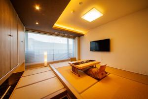 TV a/nebo společenská místnost v ubytování Kawaguchiya Kinosaki Riverside Hotel