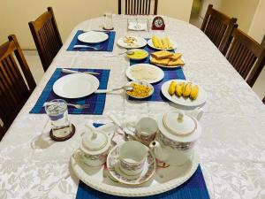 een tafel met borden en kommen met eten erop bij Unique Villa in Kandy