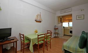 TV a/nebo společenská místnost v ubytování Apartments Adrion