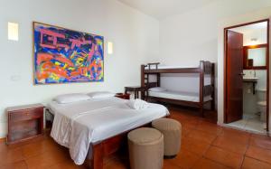 ein Schlafzimmer mit einem Bett und einem Wandgemälde in der Unterkunft Casa Pedro Romero in Cartagena de Indias
