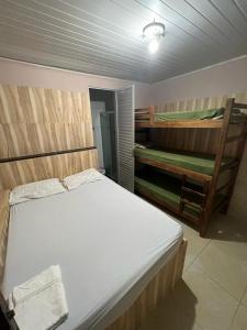 Tempat tidur dalam kamar di Flat na Praia de Itapuã no Terreo com AR-Condicionado - SEM TAXAS