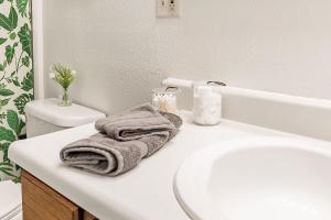 Vannituba majutusasutuses THE SHORELINE #5- Beach Access, Ocean Views, Private