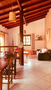 uma sala de estar com uma mesa e um sofá em Boa Vibe Complexo Rosa Norte na Praia do Rosa