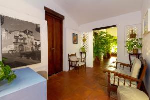 a living room with a table and chairs at Casa Pedro Romero in Cartagena de Indias