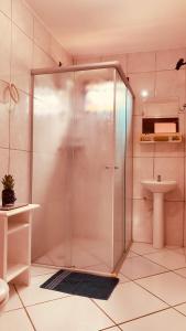 y baño con ducha, lavabo y aseo. en Boa Vibe Complexo Rosa Norte, en Praia do Rosa
