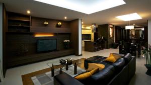 Χώρος καθιστικού στο Karon Suite Apartment