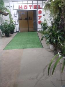 un hotel con una alfombra verde frente a un edificio en Hotel 678, en Boa Vista